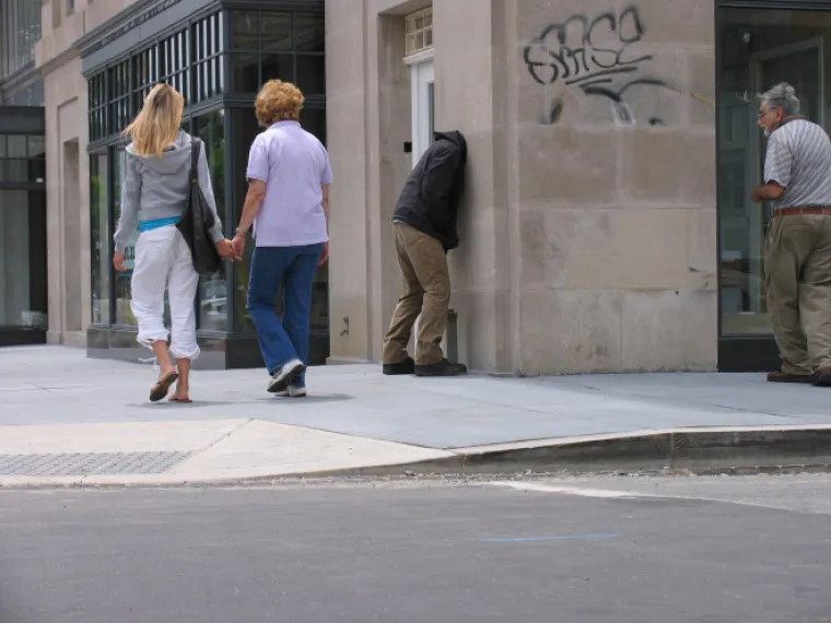 Trolanje ili umjetnost? Ovaj umjetnik ostavlja lutke po gradovima da bi zbunio prolaznike