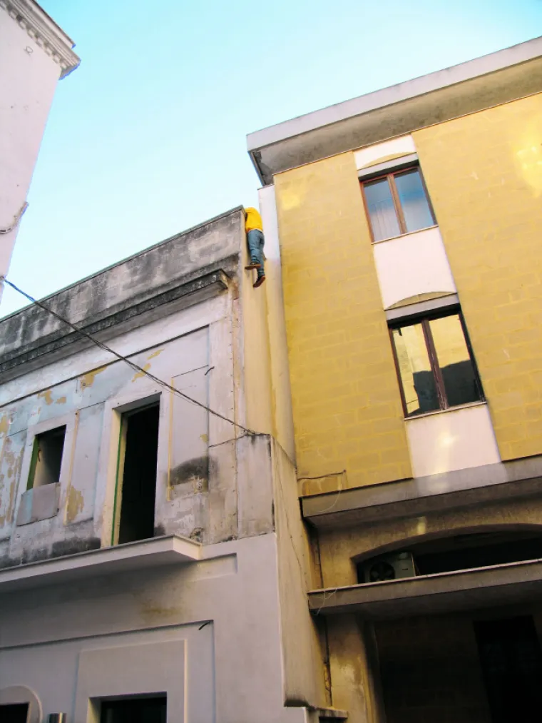 Trolanje ili umjetnost? Ovaj umjetnik ostavlja lutke po gradovima da bi zbunio prolaznike