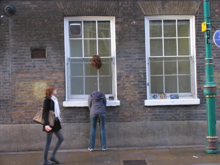 Trolanje ili umjetnost? Ovaj umjetnik ostavlja lutke po gradovima da bi zbunio prolaznike