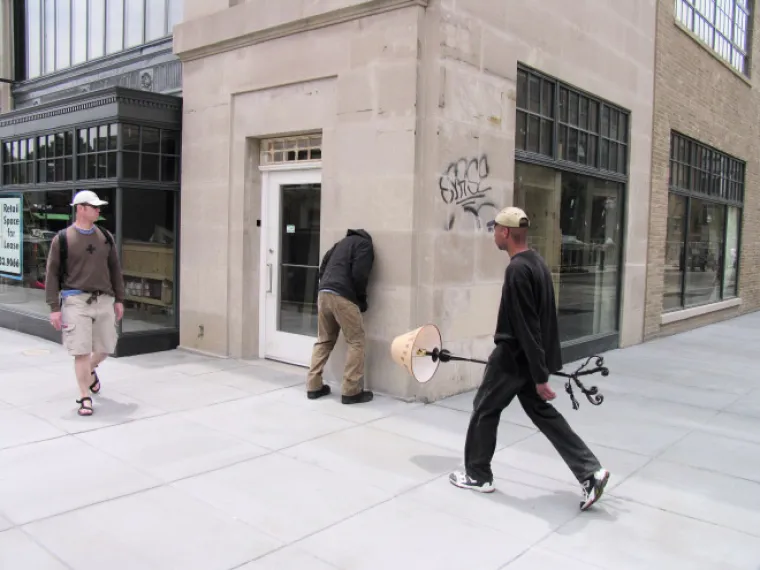 Trolanje ili umjetnost? Ovaj umjetnik ostavlja lutke po gradovima da bi zbunio prolaznike