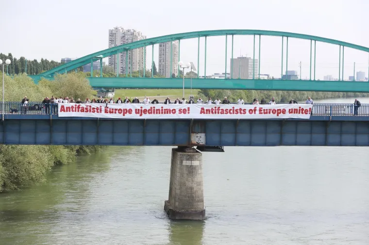 Kandidati koalicije za EU izbore Mozemo, Nova ljevica i ORaH razvukli su veliki transparent preko Savskog mosta te održali konferenciju za medije povodom 74. obljetnice oslobođenja grada Zagreba od fašističke okupacije.