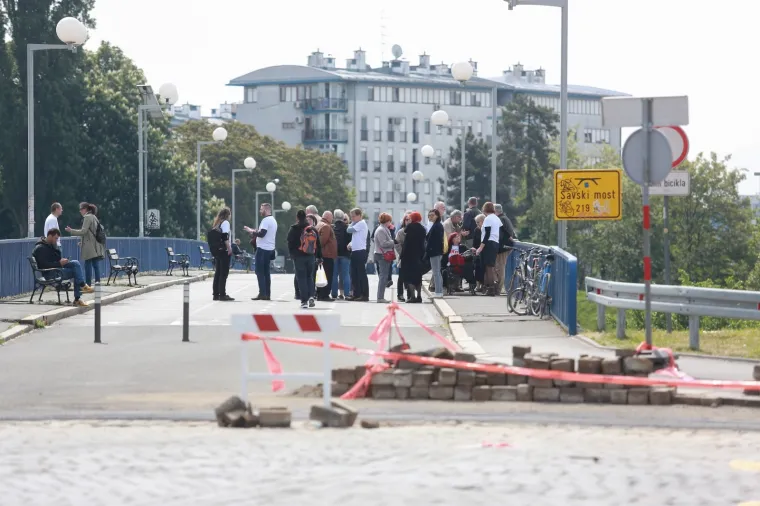 'ANTIFAŠISTI EUROPE UJEDINIMO SE': Mozemo, Nova ljevica i ORaH razvukli veliki transparent preko Savskog mosta