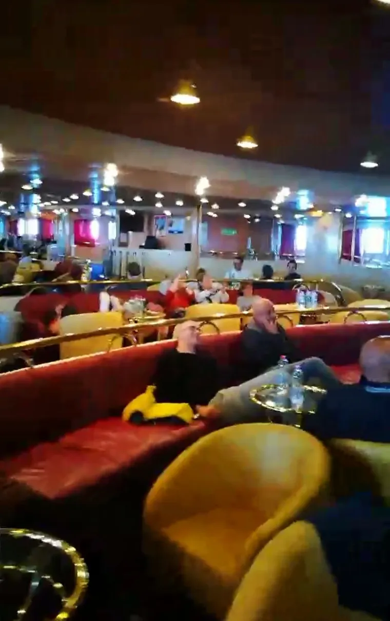 Trajekt zarobljen nasred mora, a putnici se zabavljaju kao da su na krstarenju