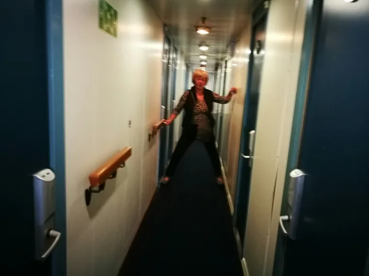 Trajekt zarobljen nasred mora, a putnici se zabavljaju kao da su na krstarenju