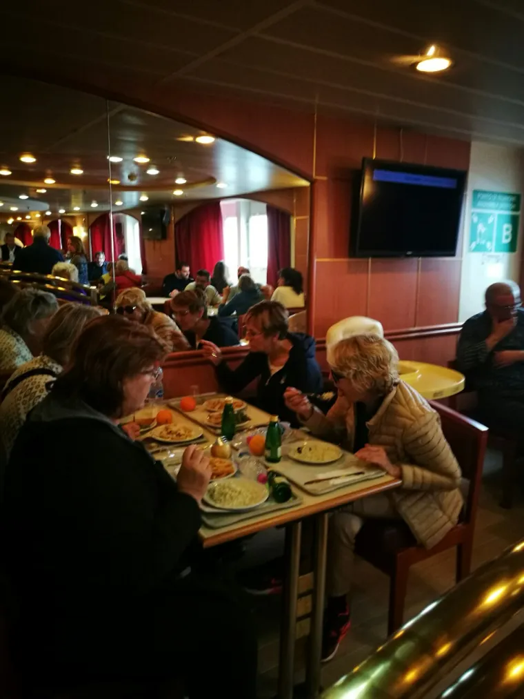 Trajekt zarobljen nasred mora, a putnici se zabavljaju kao da su na krstarenju