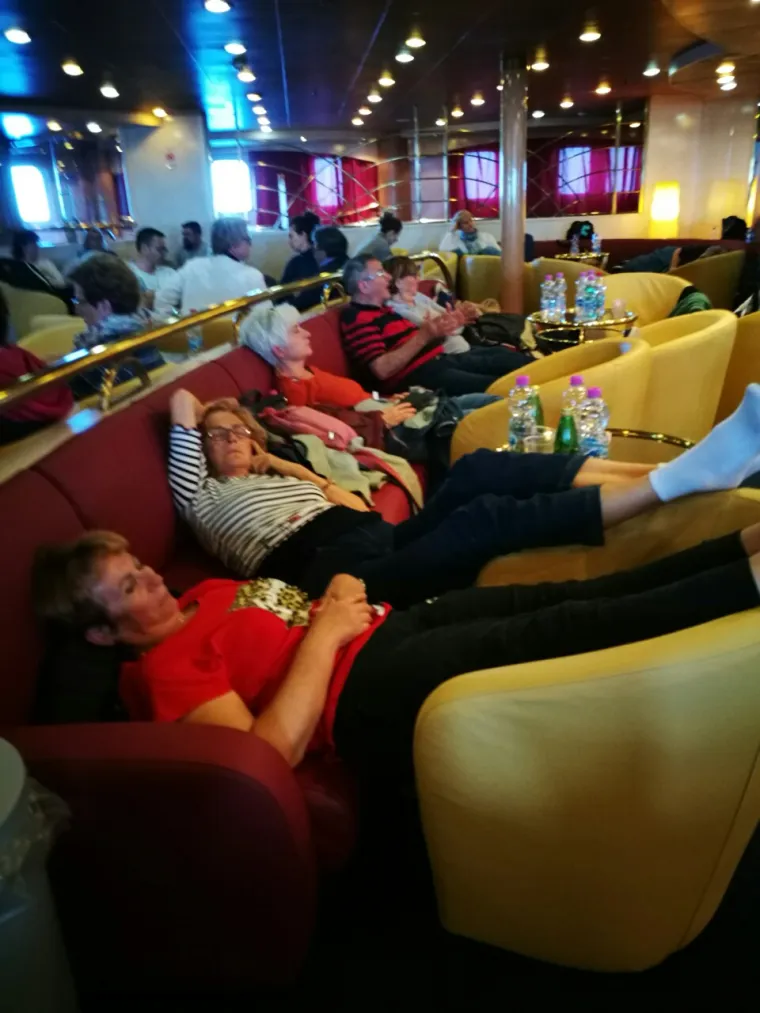 Trajekt zarobljen nasred mora, a putnici se zabavljaju kao da su na krstarenju