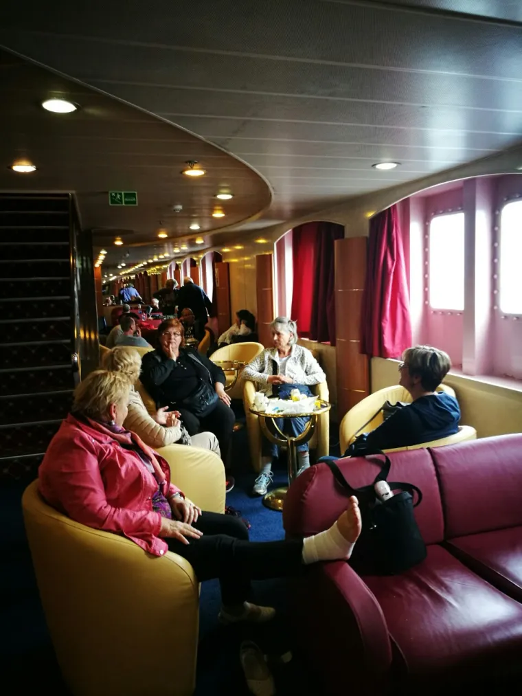 Trajekt zarobljen nasred mora, a putnici se zabavljaju kao da su na krstarenju