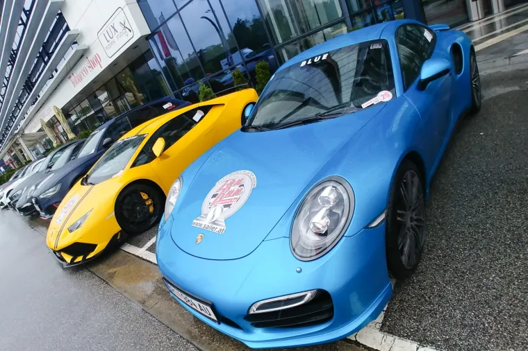 SUPERSPORTSKI AUTOMOBILI PARKIRANI ISPRED HOTELA ANTUNOVIĆ: Sudjelovali su u utrci Fun Run