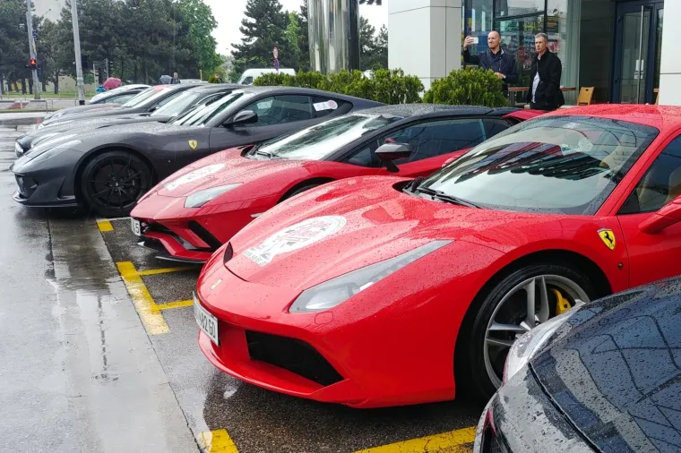 SUPERSPORTSKI AUTOMOBILI PARKIRANI ISPRED HOTELA ANTUNOVIĆ: Sudjelovali su u utrci Fun Run