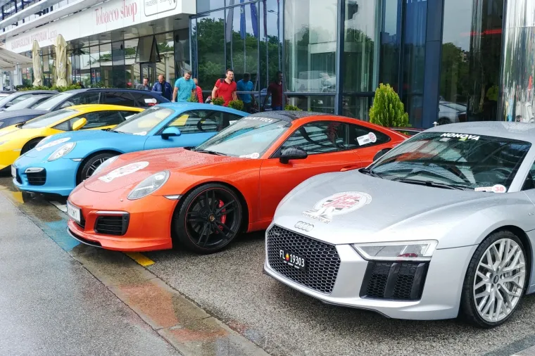 SUPERSPORTSKI AUTOMOBILI PARKIRANI ISPRED HOTELA ANTUNOVIĆ: Sudjelovali su u utrci Fun Run