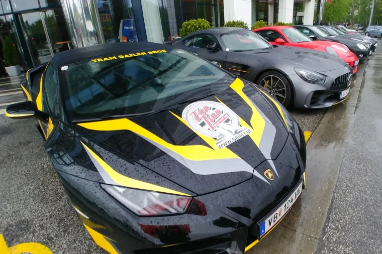 SUPERSPORTSKI AUTOMOBILI PARKIRANI ISPRED HOTELA ANTUNOVIĆ: Sudjelovali su u utrci Fun Run
