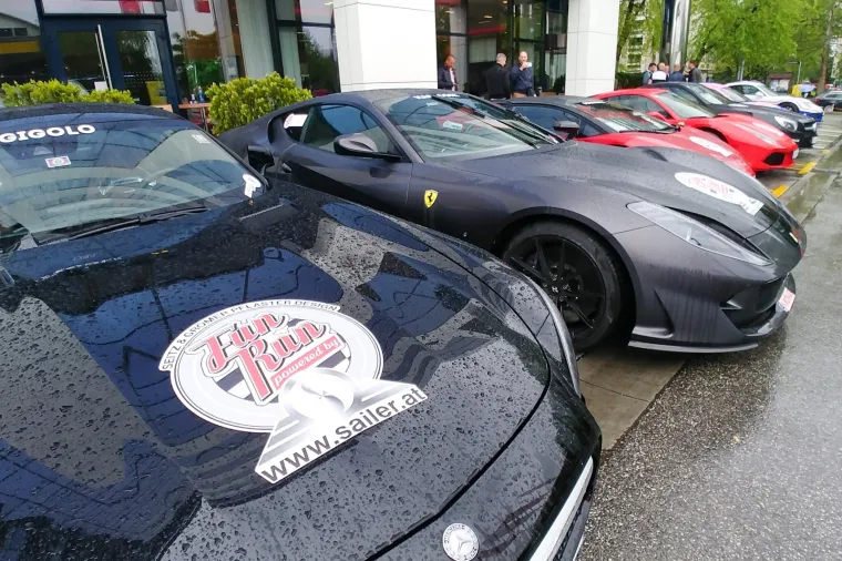 SUPERSPORTSKI AUTOMOBILI PARKIRANI ISPRED HOTELA ANTUNOVIĆ: Sudjelovali su u utrci Fun Run