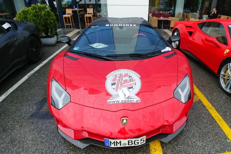 SUPERSPORTSKI AUTOMOBILI PARKIRANI ISPRED HOTELA ANTUNOVIĆ: Sudjelovali su u utrci Fun Run