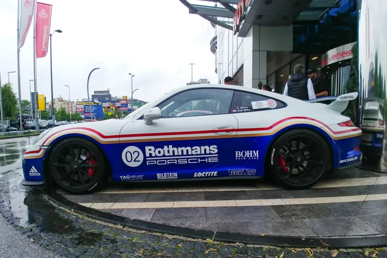 SUPERSPORTSKI AUTOMOBILI PARKIRANI ISPRED HOTELA ANTUNOVIĆ: Sudjelovali su u utrci Fun Run