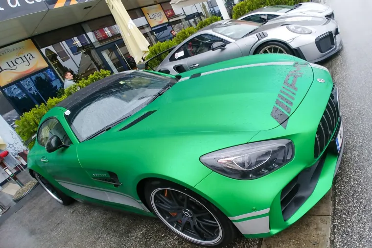 SUPERSPORTSKI AUTOMOBILI PARKIRANI ISPRED HOTELA ANTUNOVIĆ: Sudjelovali su u utrci Fun Run