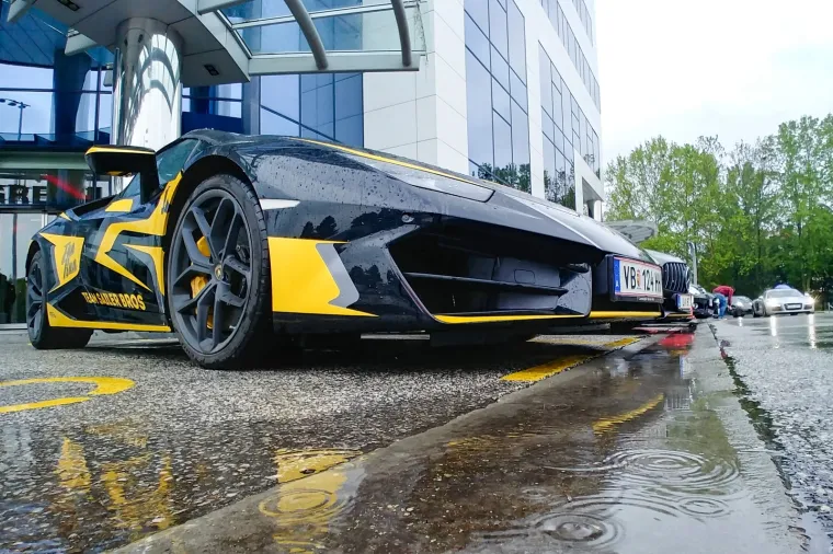 SUPERSPORTSKI AUTOMOBILI PARKIRANI ISPRED HOTELA ANTUNOVIĆ: Sudjelovali su u utrci Fun Run