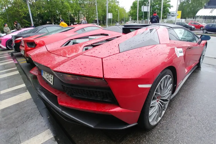 SUPERSPORTSKI AUTOMOBILI PARKIRANI ISPRED HOTELA ANTUNOVIĆ: Sudjelovali su u utrci Fun Run