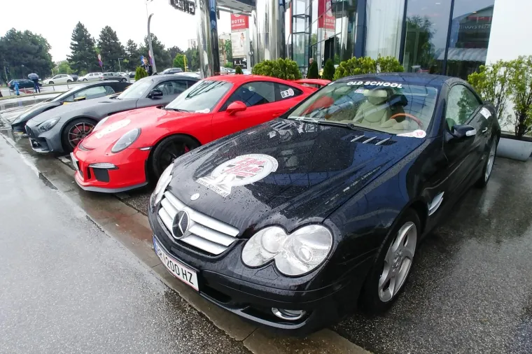 SUPERSPORTSKI AUTOMOBILI PARKIRANI ISPRED HOTELA ANTUNOVIĆ: Sudjelovali su u utrci Fun Run