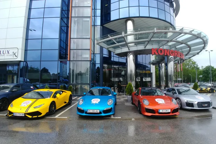 SUPERSPORTSKI AUTOMOBILI PARKIRANI ISPRED HOTELA ANTUNOVIĆ: Sudjelovali su u utrci Fun Run