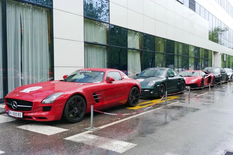 SUPERSPORTSKI AUTOMOBILI PARKIRANI ISPRED HOTELA ANTUNOVIĆ: Sudjelovali su u utrci Fun Run