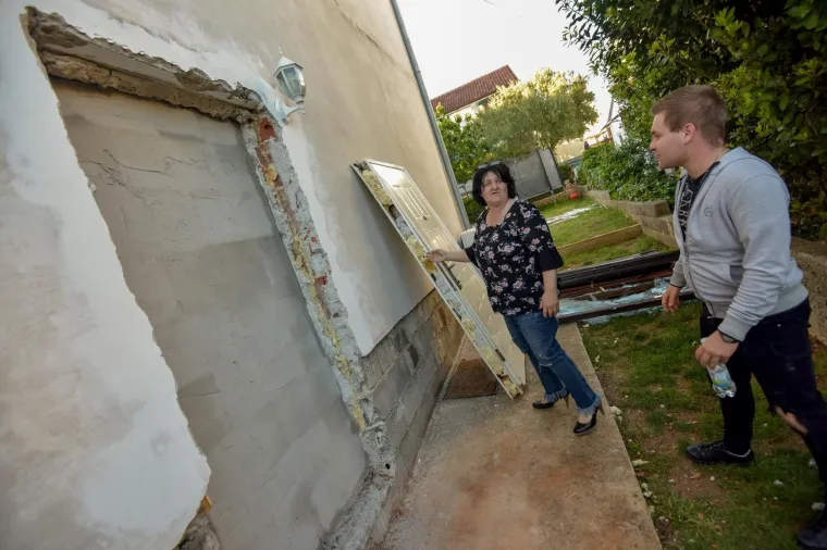 MUŠKARAC OSTAO ZAZIDAN U VLASTITOJ KUĆI: Izgubio je sudski spor oko imovine sa svojim sestrama