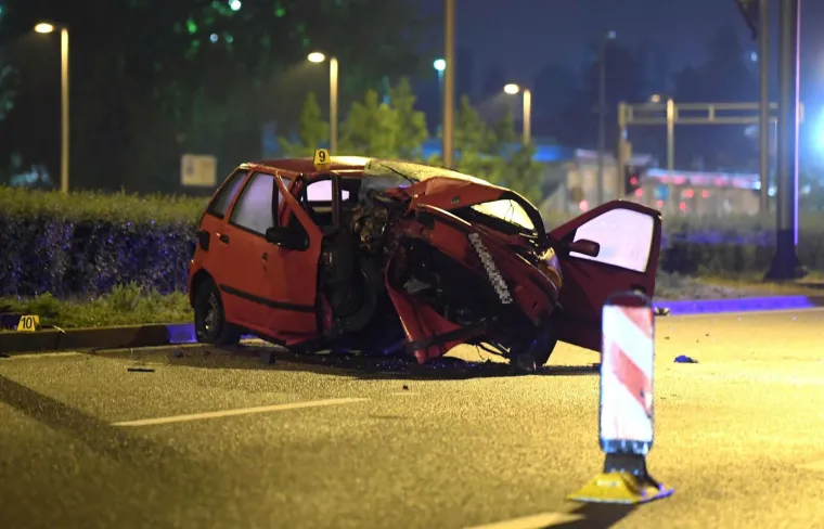 Te&scaron;ka nesreća u Zagrebu: Vozač sletio s ceste, udario u stup i na mjestu preminuo