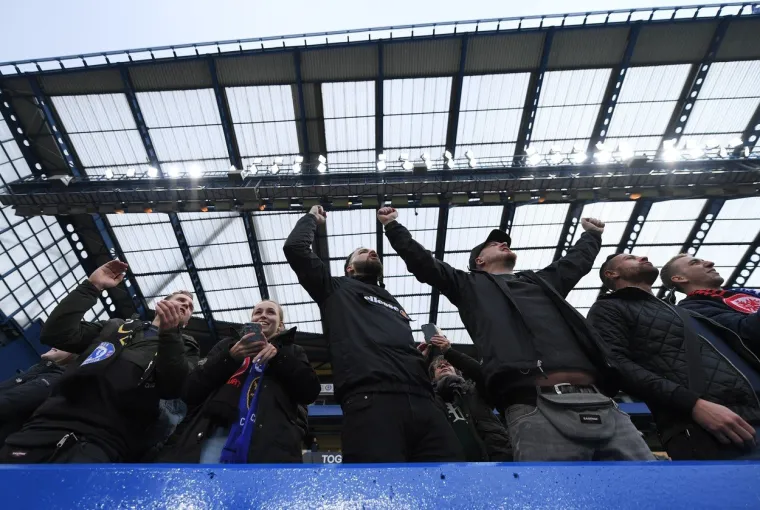 'DEČKI SA SREDNJAKA' POČASTILI HAZARDA: Eden, vidi labuda