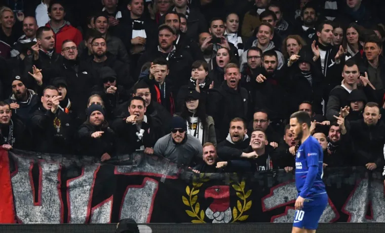 Nogometa&scaron;i Chelsea i Arsenala izborili su nastup u finalu Europske lige koje će se održati 29. svibnja na Olimpijskom stadionu u Bakuu. U jednom trenutku sinoćnjeg susreta na Stamford Bridgeu između Chelsea i Eintrachta, njemački navijači 'počastili' su Edena Hazarda srednjim prstom.