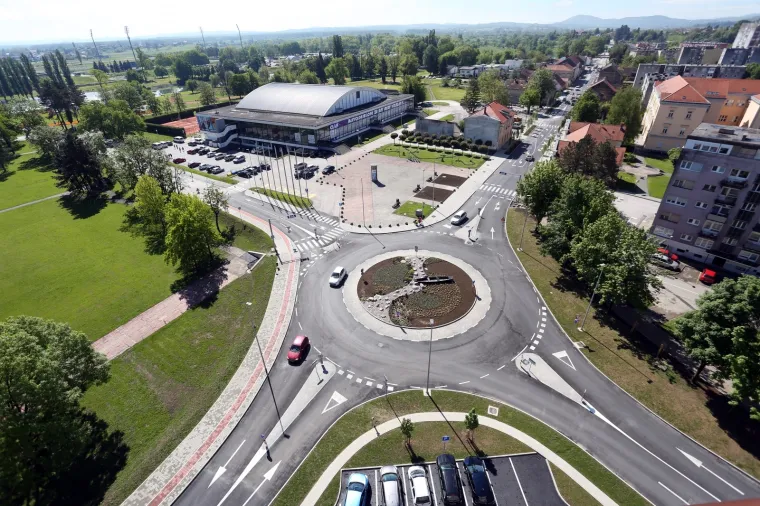 KARLOVAC DOBIO PREKRASAN ROTOR S DRVENIM ČAMCEM KOJI SIMBOLIZIRA KARLOVAČKE RIJEKE: Kroz njega se provlači korito rijeke od oblutaka kamena