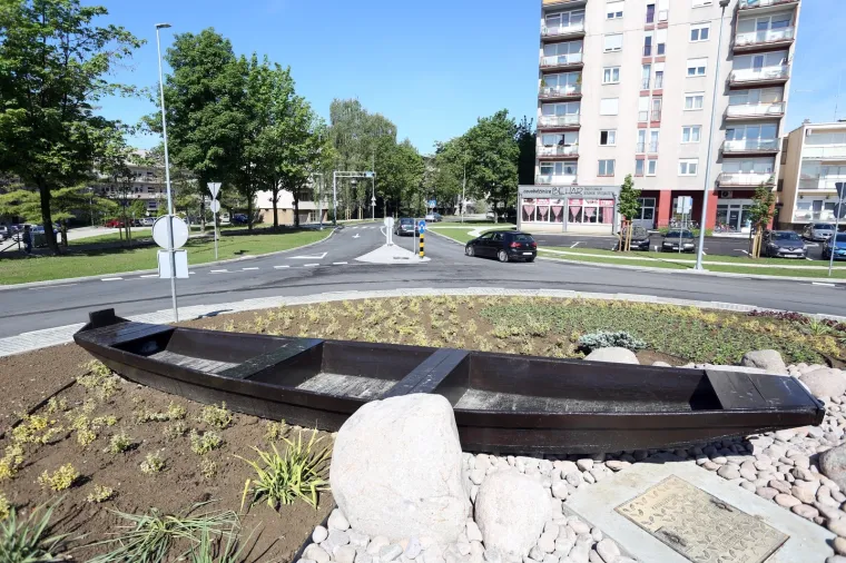KARLOVAC DOBIO PREKRASAN ROTOR S DRVENIM ČAMCEM KOJI SIMBOLIZIRA KARLOVAČKE RIJEKE: Kroz njega se provlači korito rijeke od oblutaka kamena