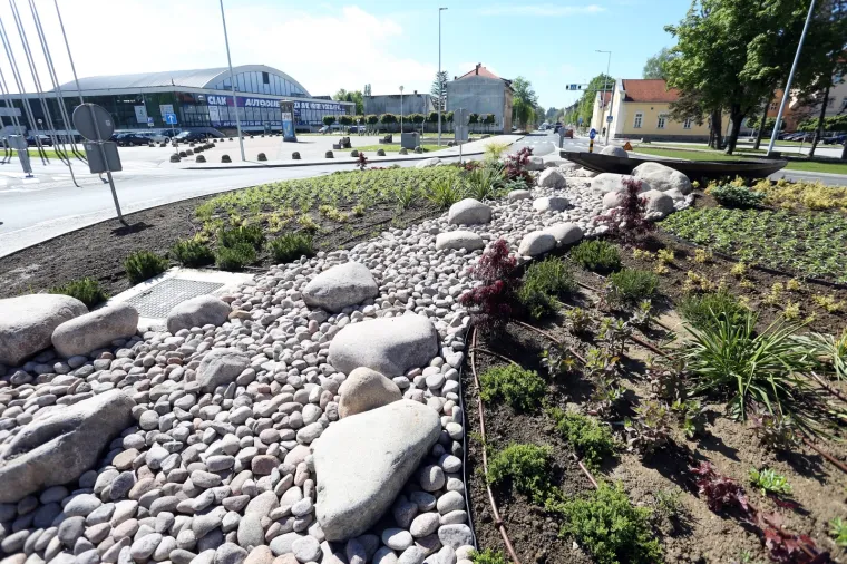 KARLOVAC DOBIO PREKRASAN ROTOR S DRVENIM ČAMCEM KOJI SIMBOLIZIRA KARLOVAČKE RIJEKE: Kroz njega se provlači korito rijeke od oblutaka kamena