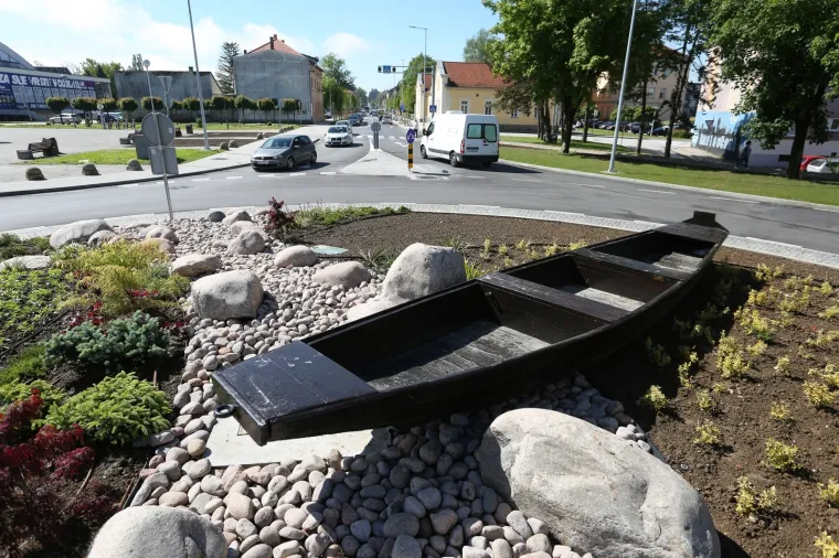 KARLOVAC DOBIO PREKRASAN ROTOR S DRVENIM ČAMCEM KOJI SIMBOLIZIRA KARLOVAČKE RIJEKE: Kroz njega se provlači korito rijeke od oblutaka kamena