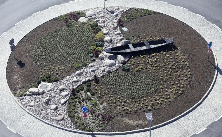 Nakon vi&scaron;emjesečnih radova na rekonstrukciji dijela Radićeve te ulica Rakovac i Domobranske uređen je i rotor na križanju tih ulica u Karlovcu. Zanimljiva je tema uređenja, naime na rotoru je postavljen drveni čamac koji simbolizira karlovačke rijeke. Tako da se kroz rotor provlači korito rijeke od oblutaka kamena s kombinacijom travnjaka i cvjetnjaka.