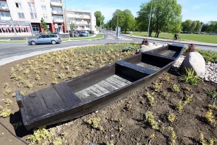 KARLOVAC DOBIO PREKRASAN ROTOR S DRVENIM ČAMCEM KOJI SIMBOLIZIRA KARLOVAČKE RIJEKE: Kroz njega se provlači korito rijeke od oblutaka kamena