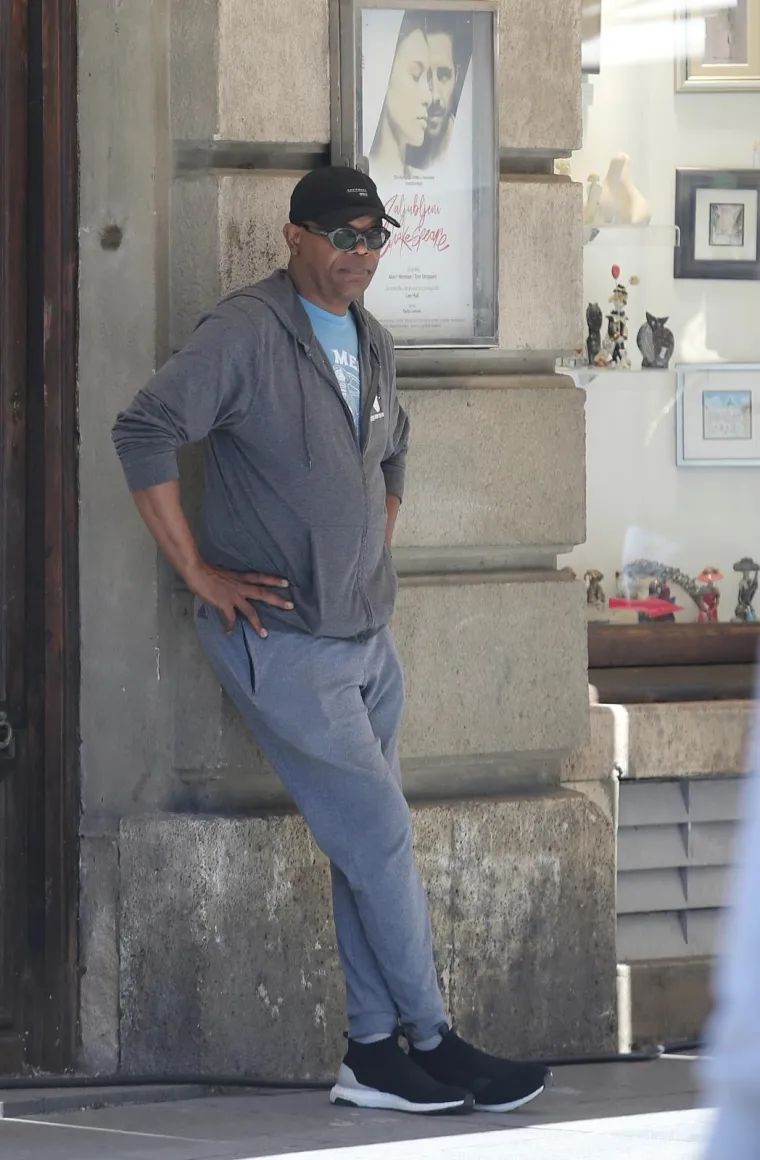 Poznati glumac Samuel L. Jackson odmara se od snimanja filma ‘’Hitman's Wife Bodyguard’’ šetnjom po Zagrebu. Svratio je do Cvjetnog trga te se počastio kokicama. Foto: Dalibor Urukalović/PIXSELL