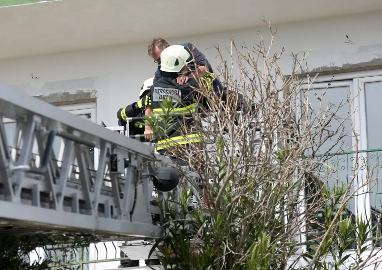 Drama u Biogradu: Pozlilo mu&scaron;karcu zazidanom u kući, izvukli su ga vatrogasci