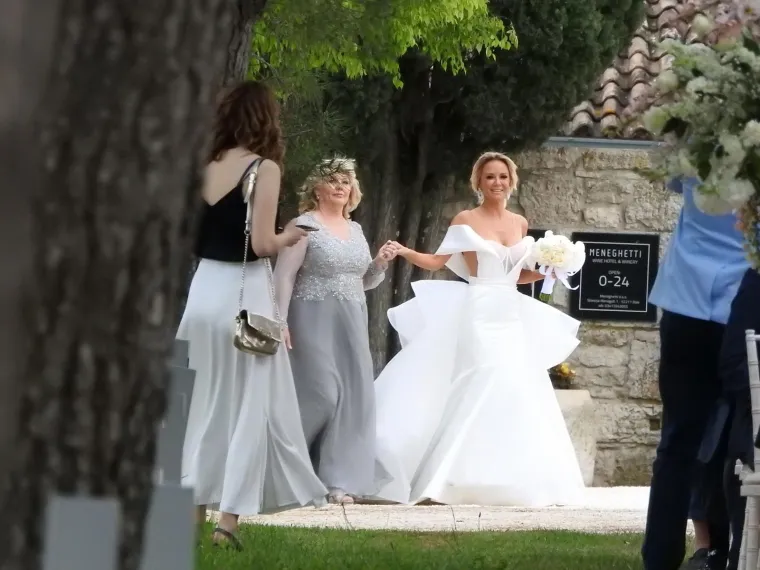 Na imanju Meneghetti u istarskim Balama održalo se vjenčanje Maje &Scaron;uput i Nenada Tatarinova. Maju je do Nenada dopratila majka Danica.