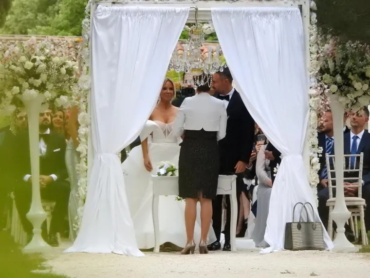 REKLA JE DA: Maja &Scaron;uput sjajila u prekrasnoj vjenčanici, a do oltara ju je dopratila majka Danica