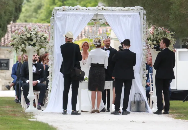 REKLA JE DA: Maja &Scaron;uput sjajila u prekrasnoj vjenčanici, a do oltara ju je dopratila majka Danica