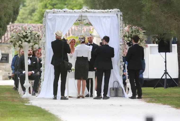 REKLA JE DA: Maja &Scaron;uput sjajila u prekrasnoj vjenčanici, a do oltara ju je dopratila majka Danica