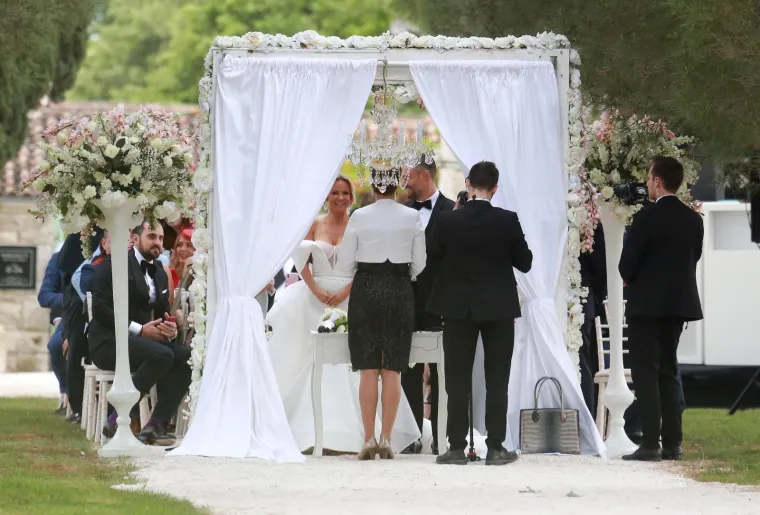 REKLA JE DA: Maja &Scaron;uput sjajila u prekrasnoj vjenčanici, a do oltara ju je dopratila majka Danica