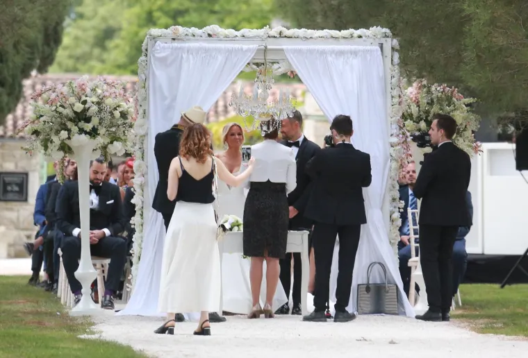 REKLA JE DA: Maja &Scaron;uput sjajila u prekrasnoj vjenčanici, a do oltara ju je dopratila majka Danica