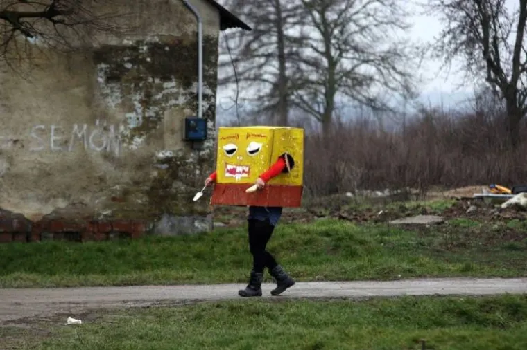 INTERNET OBILUJE BIZARNIM PRIZORIMA: Neke je teže objasniti čak i od zapo&scaron;ljavanja u Holdingu