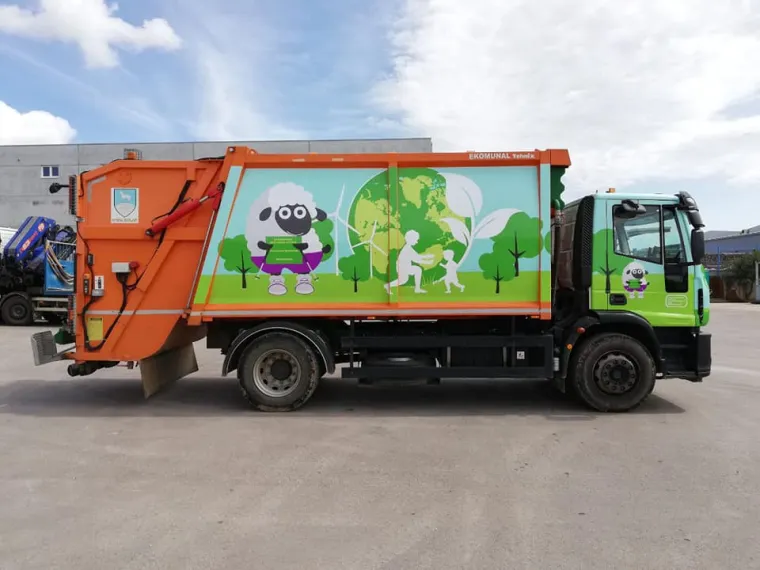 I ovčica Emili se pridružila! Otočna općina prva počela besplatno dijeliti kante za odvajanje otapada