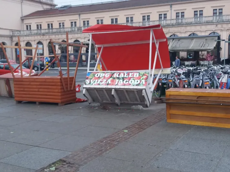 Snažan vjetar u Zagrebu poru&scaron;io &scaron;tandove kod Glavnog kolodvora
