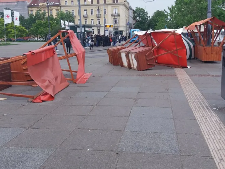 Snažan vjetar u Zagrebu poru&scaron;io &scaron;tandove kod Glavnog kolodvora