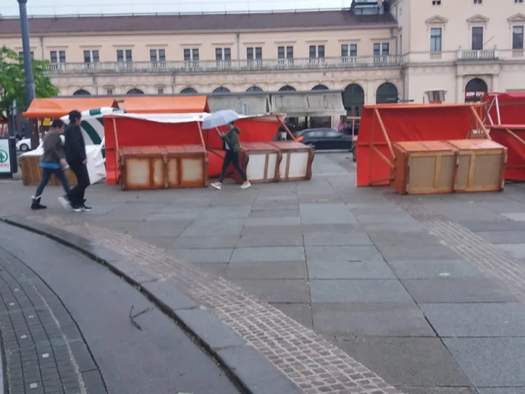 Snažan vjetar u Zagrebu poru&scaron;io &scaron;tandove kod Glavnog kolodvora
