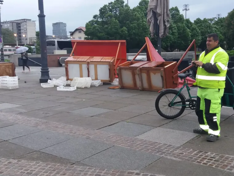 Snažan vjetar u Zagrebu poru&scaron;io &scaron;tandove kod Glavnog kolodvora