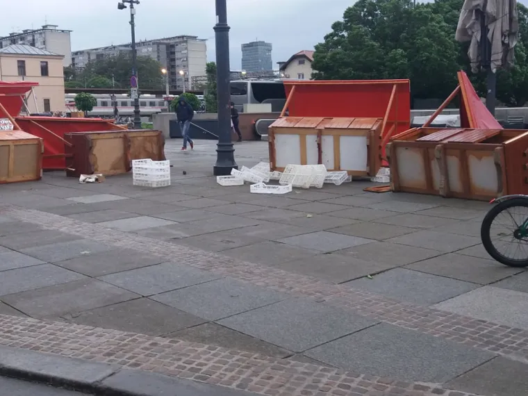 Snažan vjetar u Zagrebu poru&scaron;io &scaron;tandove kod Glavnog kolodvora