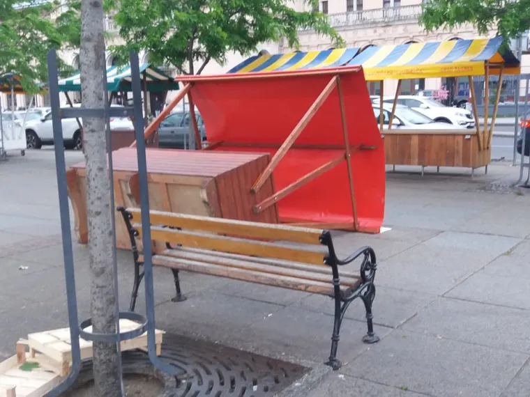 Snažan vjetar u Zagrebu poru&scaron;io &scaron;tandove kod Glavnog kolodvora